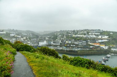 Tipik İngiliz yağmurlu havasında İngiltere 'nin küçük balıkçı köyü Mevagissey - Cornwall - İngiltere