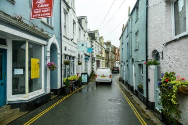 Tipik İngiliz yağmurlu havasında İngiltere 'nin küçük balıkçı köyü Mevagissey - Cornwall - İngiltere