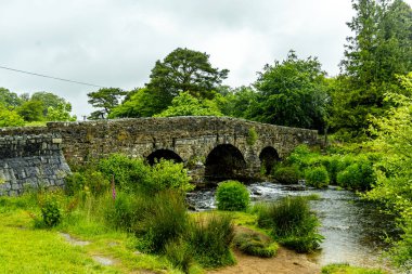 Güzel Dartmoor Ulusal Parkı 'ndan geçerek eski Post Köprüsü - Exeter - Birleşik Krallık