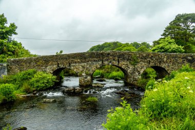 Güzel Dartmoor Ulusal Parkı 'ndan geçerek eski Post Köprüsü - Exeter - Birleşik Krallık