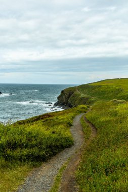 İngiltere anakarasının en güney noktasına doğru dairesel bir yürüyüş - Güzel Cornwall 'daki Kertenkele Noktası - Helston - İngiltere