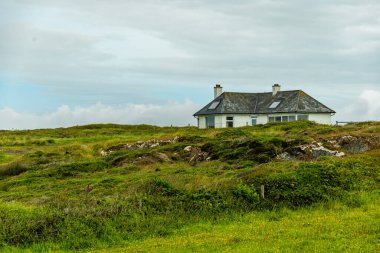 İngiltere anakarasının en güney noktasına doğru dairesel bir yürüyüş - Güzel Cornwall 'daki Kertenkele Noktası - Helston - İngiltere
