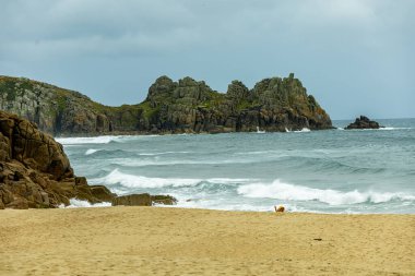 Porthcurno Plajı 'nda küçük bir keşif gezisi güzel Minack Tiyatrosu - Cornwall - Birleşik Krallık