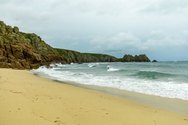Porthcurno Plajı 'nda küçük bir keşif gezisi güzel Minack Tiyatrosu - Cornwall - Birleşik Krallık