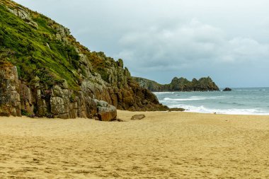 Porthcurno Plajı 'nda küçük bir keşif gezisi güzel Minack Tiyatrosu - Cornwall - Birleşik Krallık