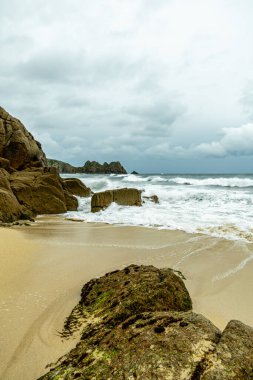 Porthcurno Plajı 'nda küçük bir keşif gezisi güzel Minack Tiyatrosu - Cornwall - Birleşik Krallık