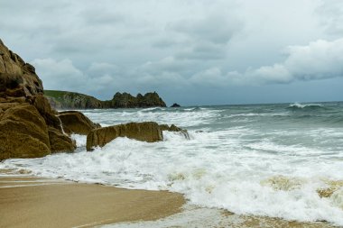 Porthcurno Plajı 'nda küçük bir keşif gezisi güzel Minack Tiyatrosu - Cornwall - Birleşik Krallık