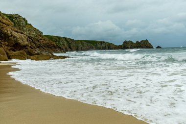 Porthcurno Plajı 'nda küçük bir keşif gezisi güzel Minack Tiyatrosu - Cornwall - Birleşik Krallık