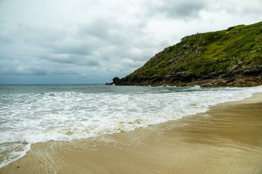 Porthcurno Plajı 'nda küçük bir keşif gezisi güzel Minack Tiyatrosu - Cornwall - Birleşik Krallık