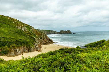 Porthcurno Plajı 'nda küçük bir keşif gezisi güzel Minack Tiyatrosu - Cornwall - Birleşik Krallık