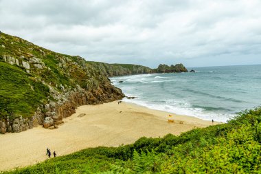 Porthcurno Plajı 'nda küçük bir keşif gezisi güzel Minack Tiyatrosu - Cornwall - Birleşik Krallık