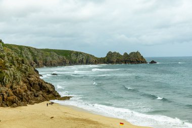 Porthcurno Plajı 'nda küçük bir keşif gezisi güzel Minack Tiyatrosu - Cornwall - Birleşik Krallık