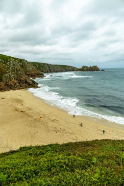 Porthcurno Plajı 'nda küçük bir keşif gezisi güzel Minack Tiyatrosu - Cornwall - Birleşik Krallık