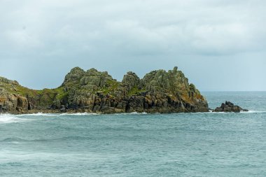Porthcurno Plajı 'nda küçük bir keşif gezisi güzel Minack Tiyatrosu - Cornwall - Birleşik Krallık