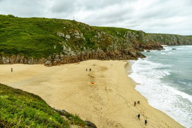 Porthcurno Plajı 'nda küçük bir keşif gezisi güzel Minack Tiyatrosu - Cornwall - Birleşik Krallık
