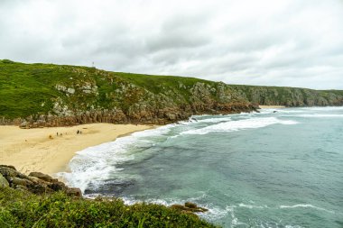 Porthcurno Plajı 'nda küçük bir keşif gezisi güzel Minack Tiyatrosu - Cornwall - Birleşik Krallık