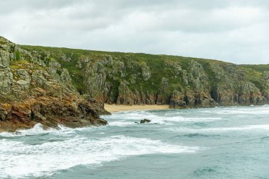 Porthcurno Plajı 'nda küçük bir keşif gezisi güzel Minack Tiyatrosu - Cornwall - Birleşik Krallık