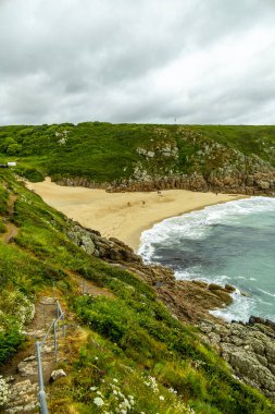 Porthcurno Plajı 'nda küçük bir keşif gezisi güzel Minack Tiyatrosu - Cornwall - Birleşik Krallık