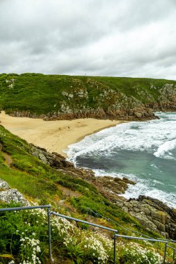Porthcurno Plajı 'nda küçük bir keşif gezisi güzel Minack Tiyatrosu - Cornwall - Birleşik Krallık