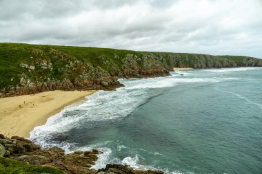 Porthcurno Plajı 'nda küçük bir keşif gezisi güzel Minack Tiyatrosu - Cornwall - Birleşik Krallık