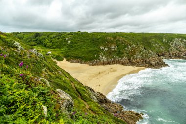 Porthcurno Plajı 'nda küçük bir keşif gezisi güzel Minack Tiyatrosu - Cornwall - Birleşik Krallık