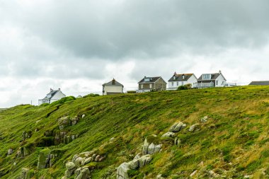 Porthcurno Plajı 'nda küçük bir keşif gezisi güzel Minack Tiyatrosu - Cornwall - Birleşik Krallık