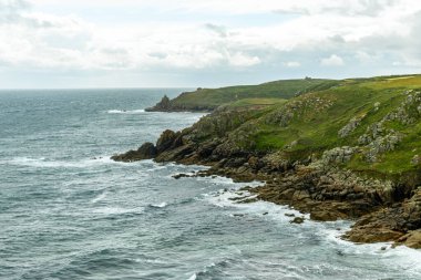 Porthcurno Plajı 'nda küçük bir keşif gezisi güzel Minack Tiyatrosu - Cornwall - Birleşik Krallık