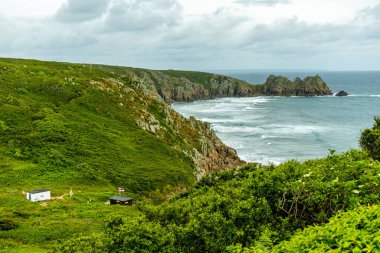 Porthcurno Plajı 'nda küçük bir keşif gezisi güzel Minack Tiyatrosu - Cornwall - Birleşik Krallık