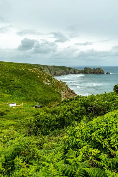 Porthcurno Plajı 'nda küçük bir keşif gezisi güzel Minack Tiyatrosu - Cornwall - Birleşik Krallık