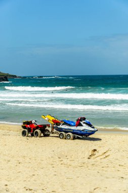 Güzel Cornwall 'da, St. Ives Körfezi' nin önündeki kumsalda rahatlatıcı bir gün.