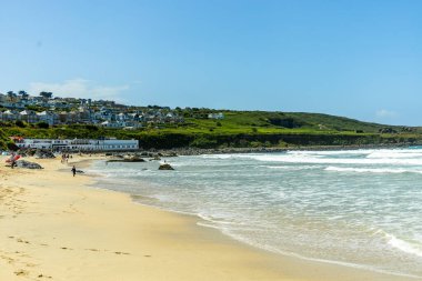 Güzel Cornwall 'da, St. Ives Körfezi' nin önündeki kumsalda rahatlatıcı bir gün.