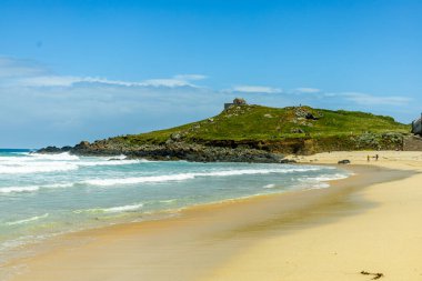 Güzel Cornwall 'da, St. Ives Körfezi' nin önündeki kumsalda rahatlatıcı bir gün.