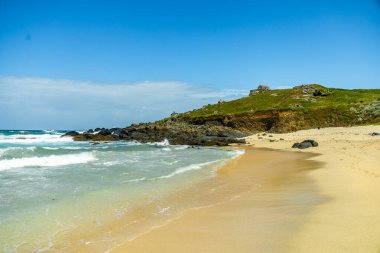 Güzel Cornwall 'da, St. Ives Körfezi' nin önündeki kumsalda rahatlatıcı bir gün.