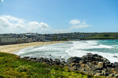 Güzel Cornwall 'da, St. Ives Körfezi' nin önündeki kumsalda rahatlatıcı bir gün.