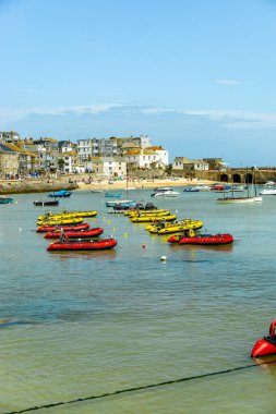 Güzel Cornwall 'da, St. Ives Körfezi' nin önündeki kumsalda rahatlatıcı bir gün.