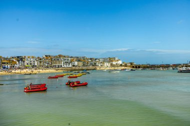 Güzel Cornwall 'da, St. Ives Körfezi' nin önündeki kumsalda rahatlatıcı bir gün.