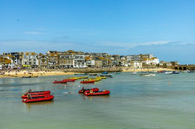 Güzel Cornwall 'da, St. Ives Körfezi' nin önündeki kumsalda rahatlatıcı bir gün.