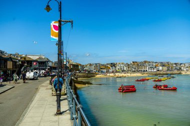 Güzel Cornwall 'da, St. Ives Körfezi' nin önündeki kumsalda rahatlatıcı bir gün.