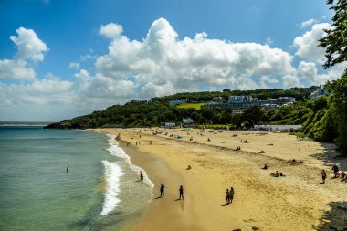 Güzel Cornwall 'da, St. Ives Körfezi' nin önündeki kumsalda rahatlatıcı bir gün.