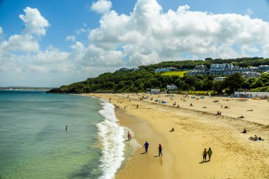 Güzel Cornwall 'da, St. Ives Körfezi' nin önündeki kumsalda rahatlatıcı bir gün.