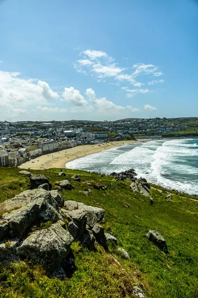 Güzel Cornwall 'da, St. Ives Körfezi' nin önündeki kumsalda rahatlatıcı bir gün.