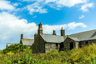 Ulusal Güven 'teki eski Botallack Madeni' nde kısa bir mola.