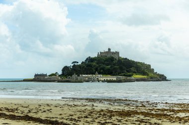 St. Michael Dağı 'nın heybetli kayalık adasında ortaçağ kilisesi ve güzel kalesi Cornwall İngiltere' de duracağız.