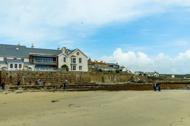 St. Michael Dağı 'nın heybetli kayalık adasında ortaçağ kilisesi ve güzel kalesi Cornwall İngiltere' de duracağız.