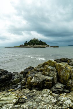 St. Michael Dağı 'nın heybetli kayalık adasında ortaçağ kilisesi ve güzel kalesi Cornwall İngiltere' de duracağız.