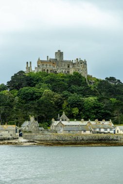 St. Michael Dağı 'nın heybetli kayalık adasında ortaçağ kilisesi ve güzel kalesi Cornwall İngiltere' de duracağız.