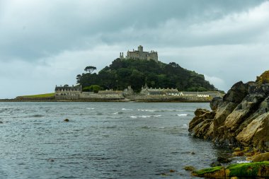 St. Michael Dağı 'nın heybetli kayalık adasında ortaçağ kilisesi ve güzel kalesi Cornwall İngiltere' de duracağız.