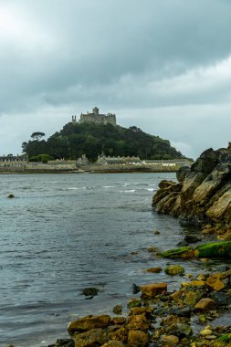 St. Michael Dağı 'nın heybetli kayalık adasında ortaçağ kilisesi ve güzel kalesi Cornwall İngiltere' de duracağız.