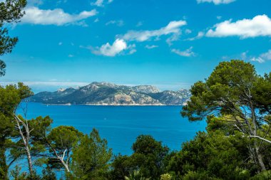 İspanya 'nın Mallorca adasındaki Alcdia Körfezi' nin muhteşem manzaralı Talaia d 'Alcdia Dağı' na yürüyüş.