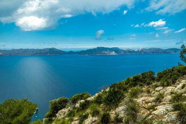İspanya 'nın Mallorca adasındaki Alcdia Körfezi' nin muhteşem manzaralı Talaia d 'Alcdia Dağı' na yürüyüş.
